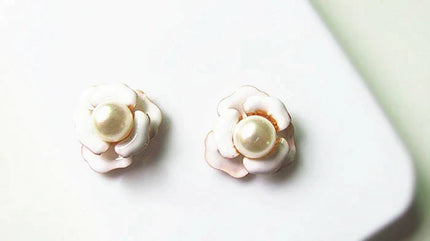 三つ葉・パール・フラワー・ハンドメイドパーツ・アクセサリー・デコパーツ　デコ電パーツ　手芸・金属カメリアパーツ・1個