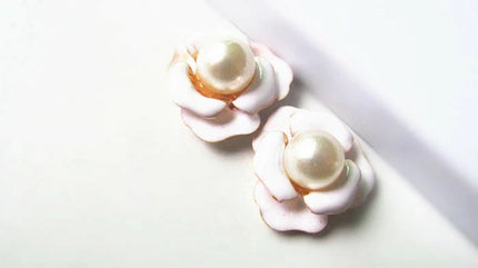 三つ葉・パール・フラワー・ハンドメイドパーツ・アクセサリー・デコパーツ　デコ電パーツ　手芸・金属カメリアパーツ・1個