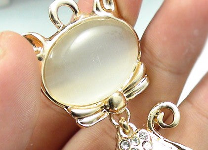セール★デコパーツ 猫パーツ ネコ オパール風 ハンドメイドパーツ・アクセサリー　デコパーツ　ペンダント　　金属カメリアパーツ ・1個